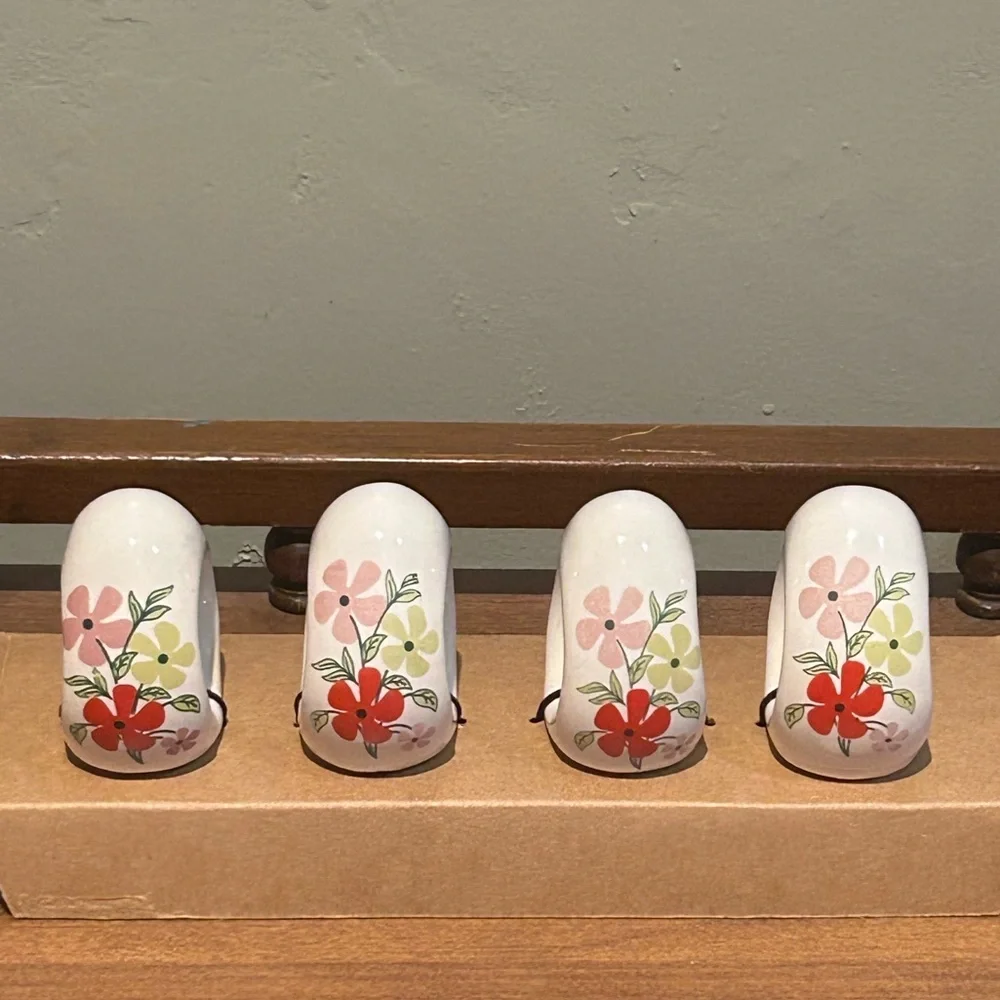 NEW Set Of 4 Ceramic Napkin Rings With Spring Floral Accents Made By Tahari Home